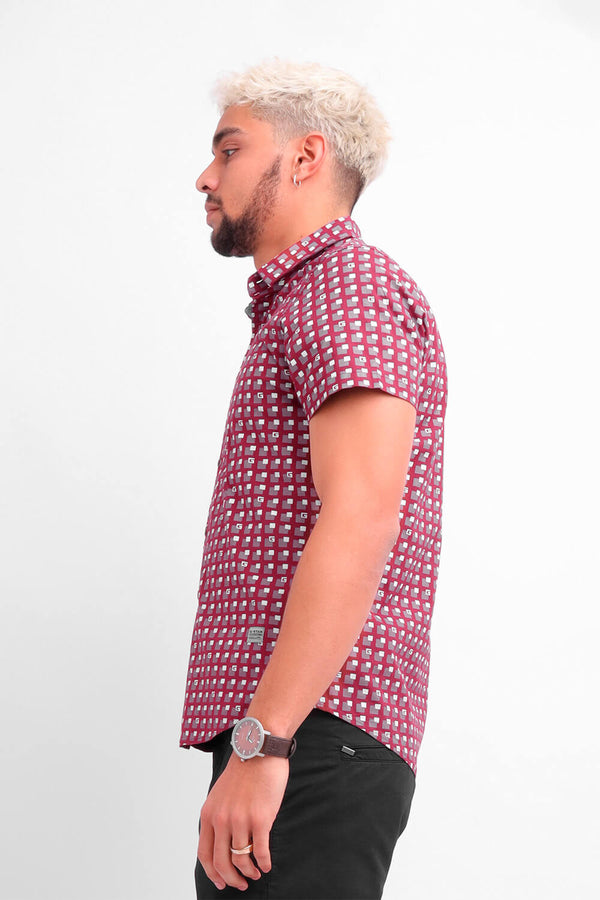 Camisa hombre guinda estampada